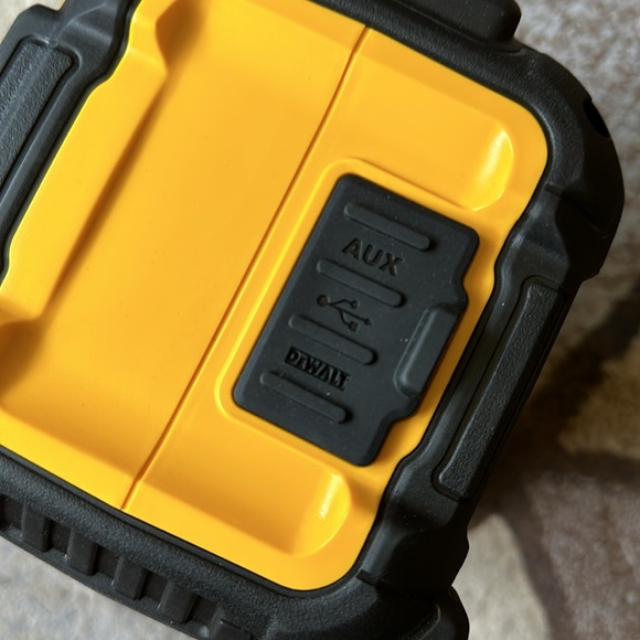 DeWALT BT SPEAKER, CHARGER & BATTERY - Picture 3 of 15